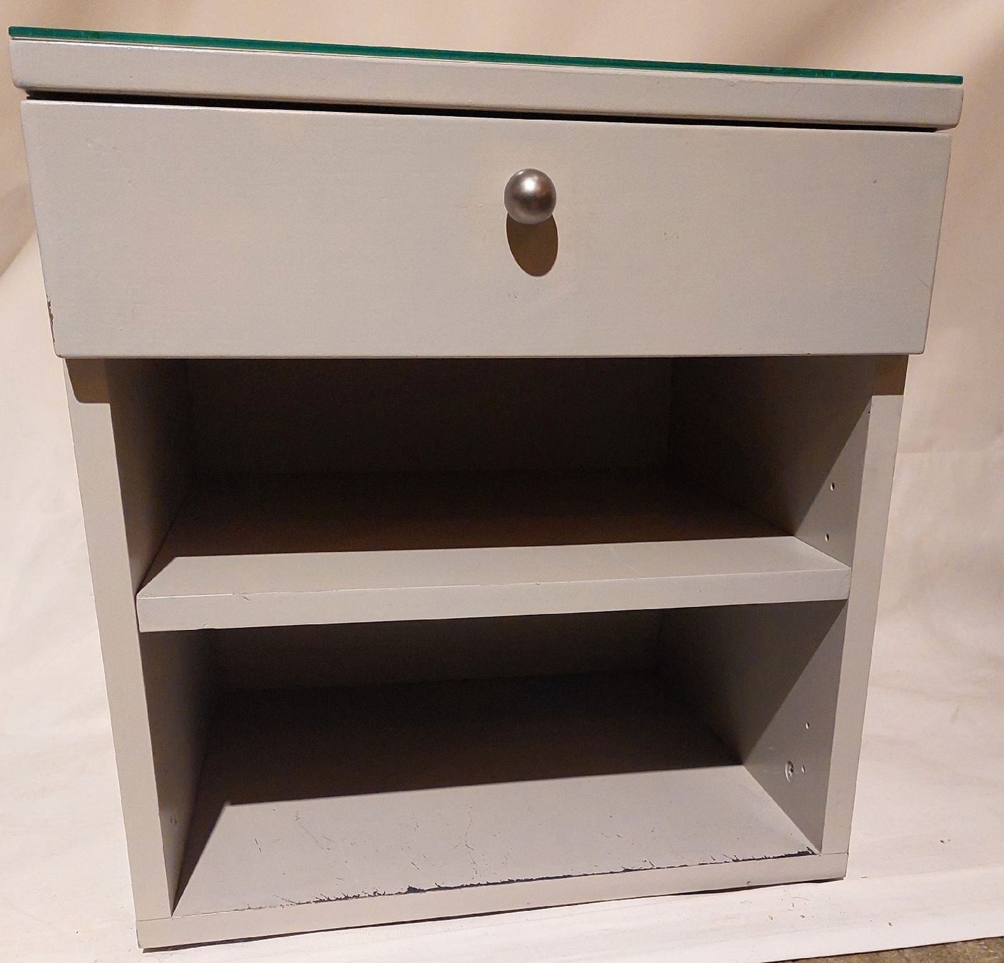 Comodini: kleines Möbel mit Schublade, verstellbares Tablar, Glas oben – Usato da Zürich venduto da Cortin